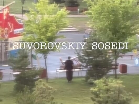 В Суворовском мужчина преследовал семью с ребёнком и приставал к детям