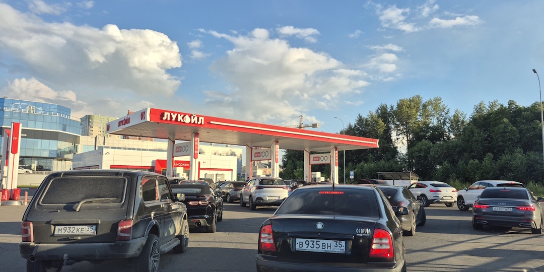 Королева бензоколонки. Как победить дефицит моторного топлива в стране?