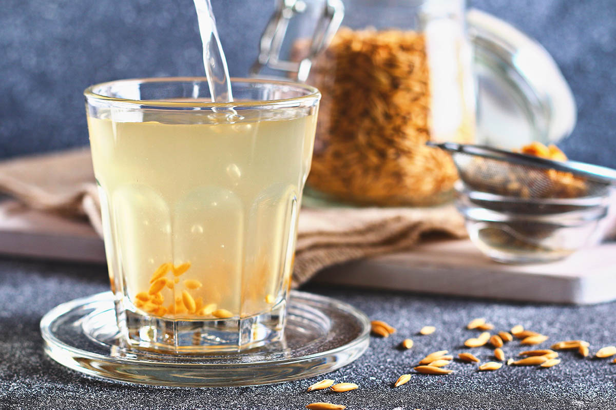 Olya Detry / Shutterstock / FOTODOM📷Классический рецепт овсяна кваса — это всего три ингредиента: вода, цельный овес (или овсяная мука) и дрожжи
