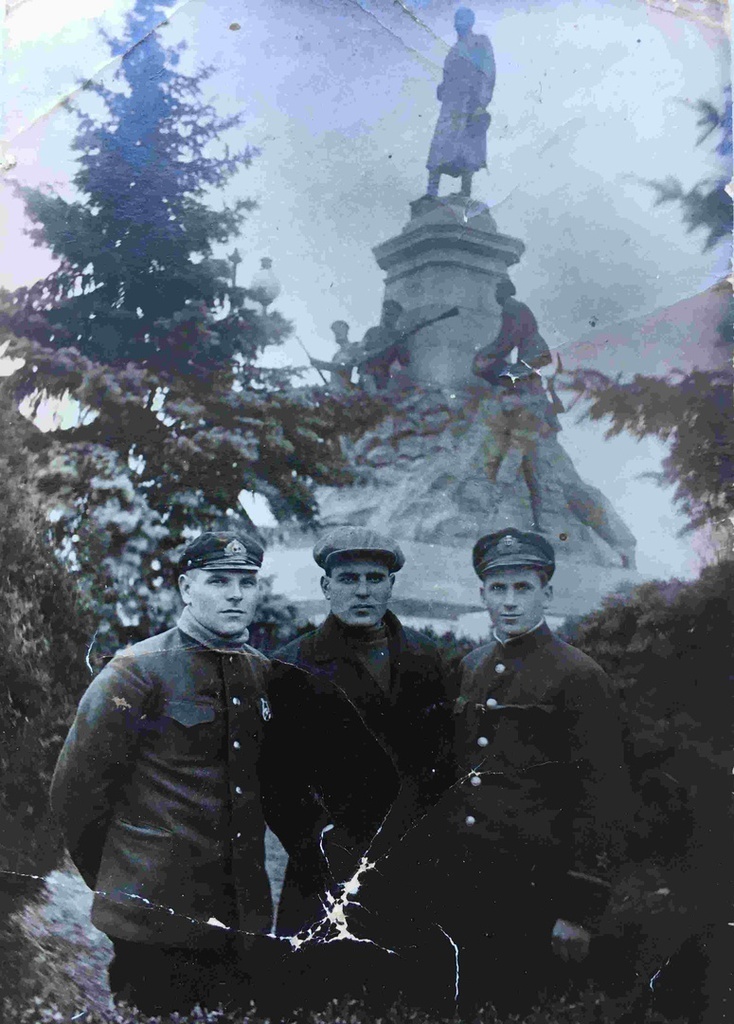 Встреча друзей: Леня, Федя, Гриша. Неизвестный автор, 8 февраля 1934 года, г. Севастополь, архив Марии Хартанович.
