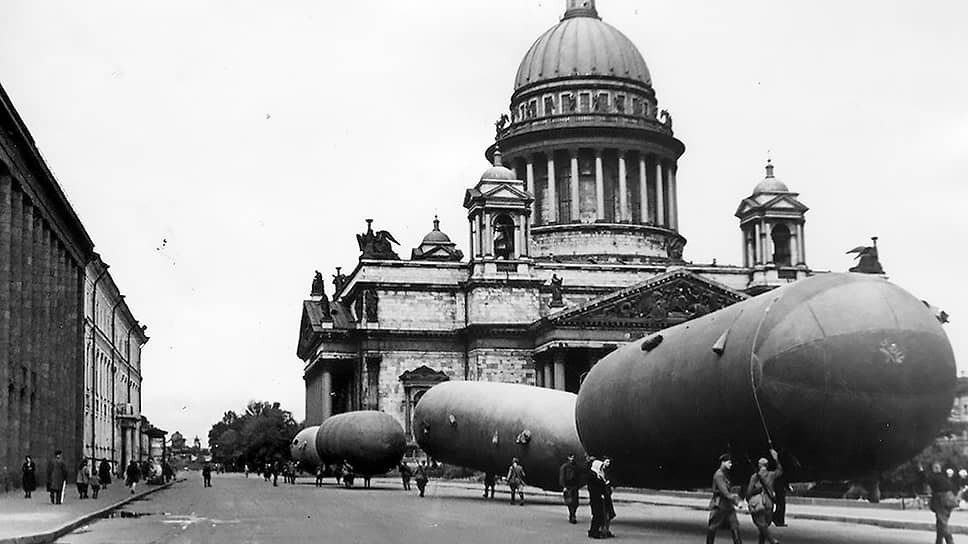 Блокадный Ленинград. Газгольдеры на площади имени Воровского (Исаакиевская площадь) .📷Фото: МАММ / МДФ / russiainphoto.ru
