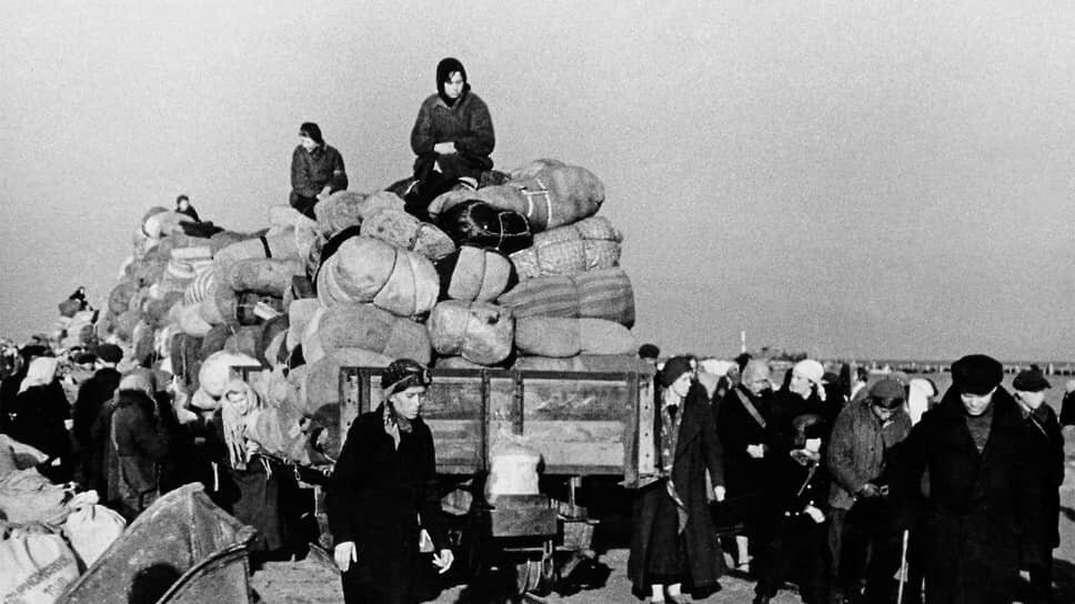 Великая Отечественная война. Блокада Ленинграда. Эвакуация ленинградцев. Ладога. Район Борисова Грива.📷Фото: Фотоархив журнала «Огонёк»