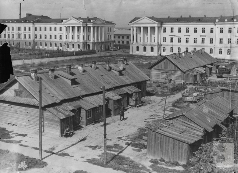 На фото начала 1960-х годов – новые корпуса терапевтического и хирургического отделений Республиканской больницы, перед ними – бараки улицы Громова. Фото с сайта olacity.ru.