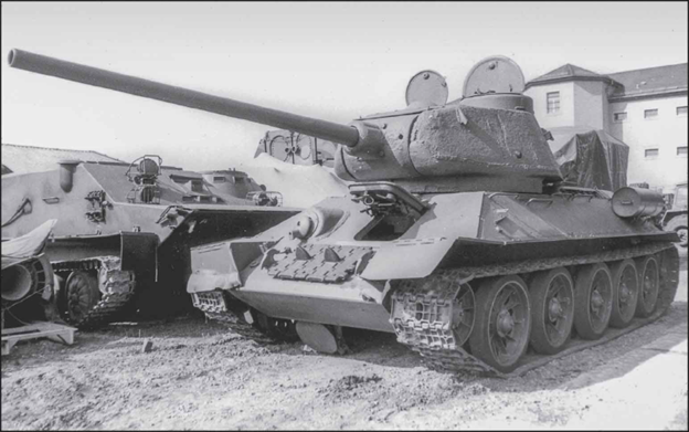 Картинки Яндекса. Командирские танки получили обозначения Т-34К и Т-34Г. Это были серийные машины с уменьшенной вместимостью боеукладки, что позволяло установить вторую радиостанцию. Т-34Г (Г — от «генералы») оснащался передатчиком с дальностью действия 122 км.


