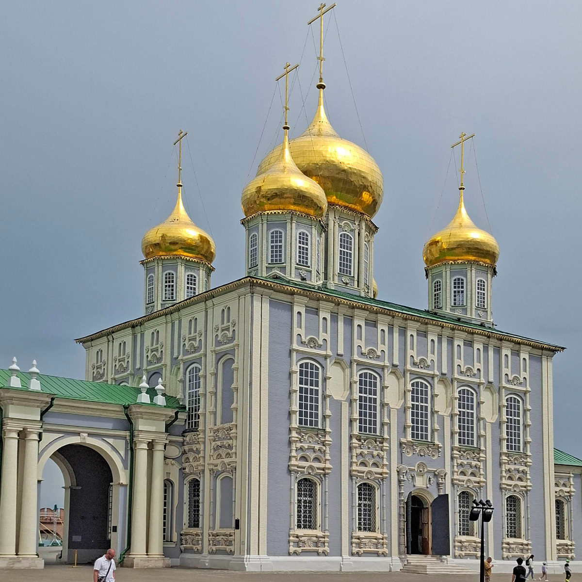 Видите чёрный прямоугольник на стене храма? Это и есть памятная доска. Фото автора.