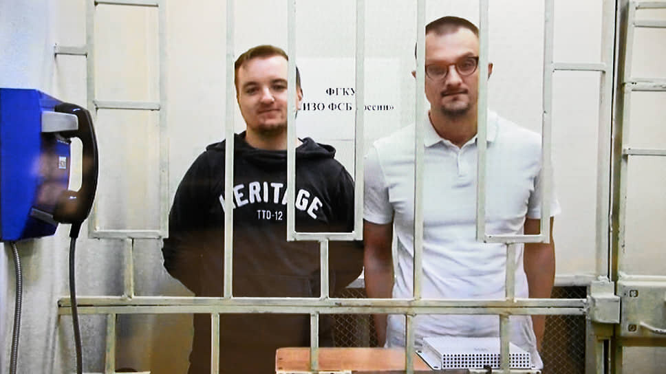Обвиняемые в подготовке покушения на митрополита Тихона Денис Попович (слева) и Никита Иванкович.📷Фото: Глеб Щелкунов / Коммерсантъ