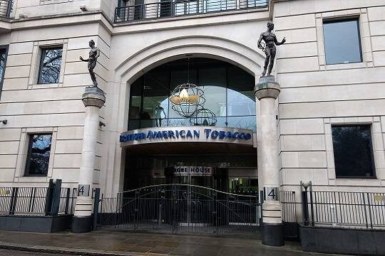    British American Tobacco планирует сократить более 5 тысяч человек (фото: Wikimedia Commons / Philafrenzy)