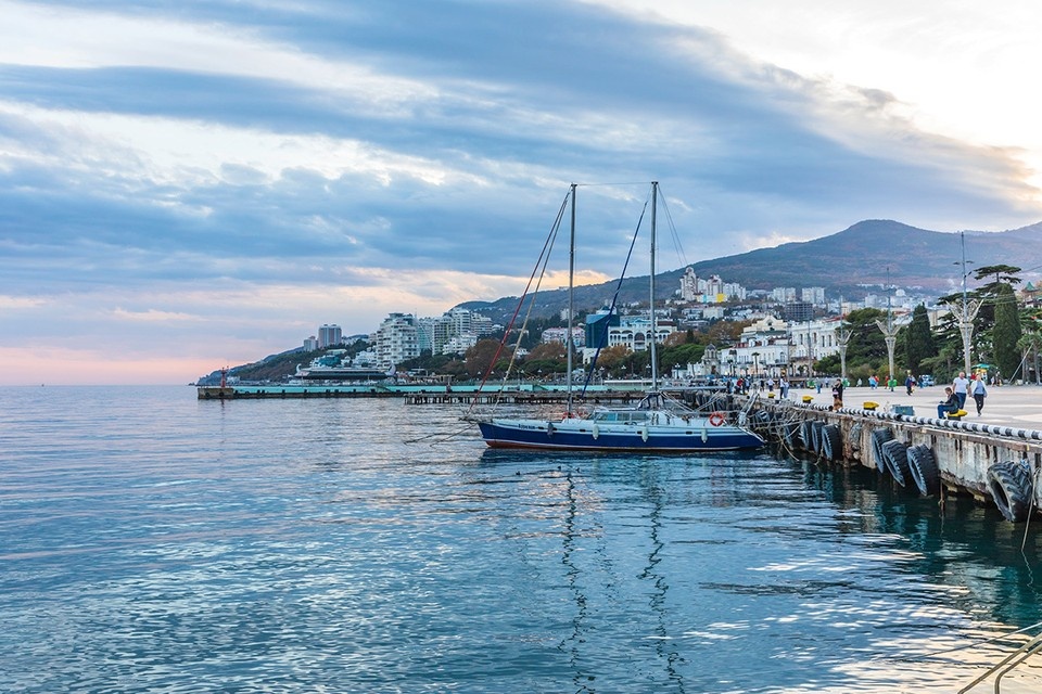    Номера в отелях Крыма на лето распроданы несмотря на сложности. Фото: Damira/Shutterstock/Fotodom
