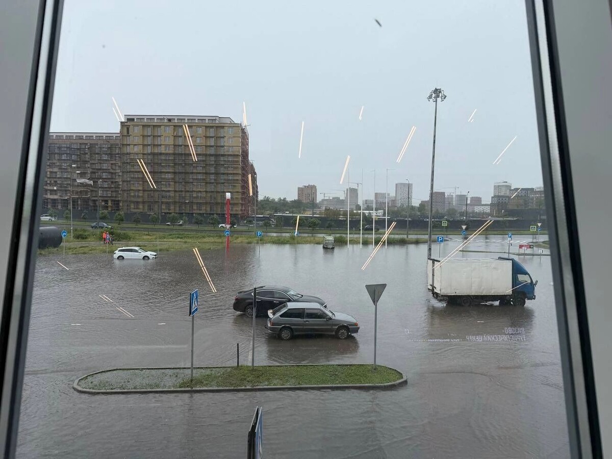    Лужа на парковке у Окея   nashgorod.ru