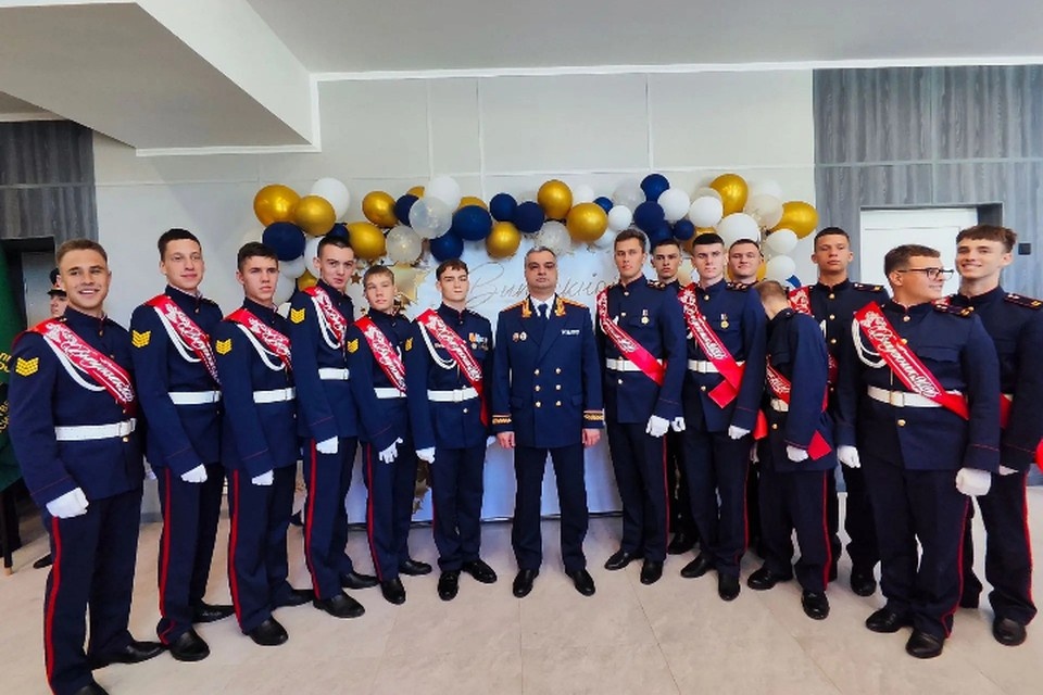    В Луганском кадетском корпусе СК впервые прошел выпускной Александра АНТОНОВА