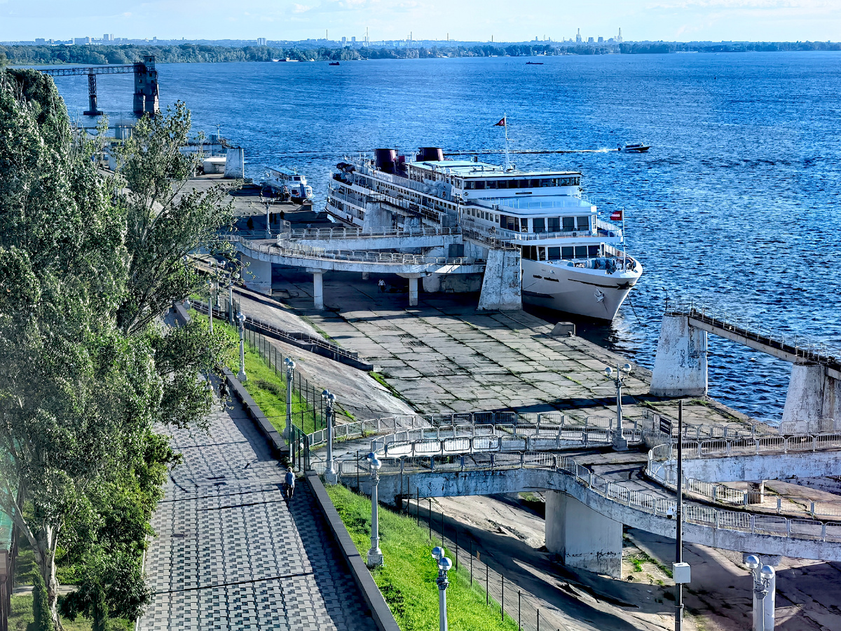 Вид на теплоход из окна гостиницы «Россия» (© Анна, «Маяк энтузиастов»)