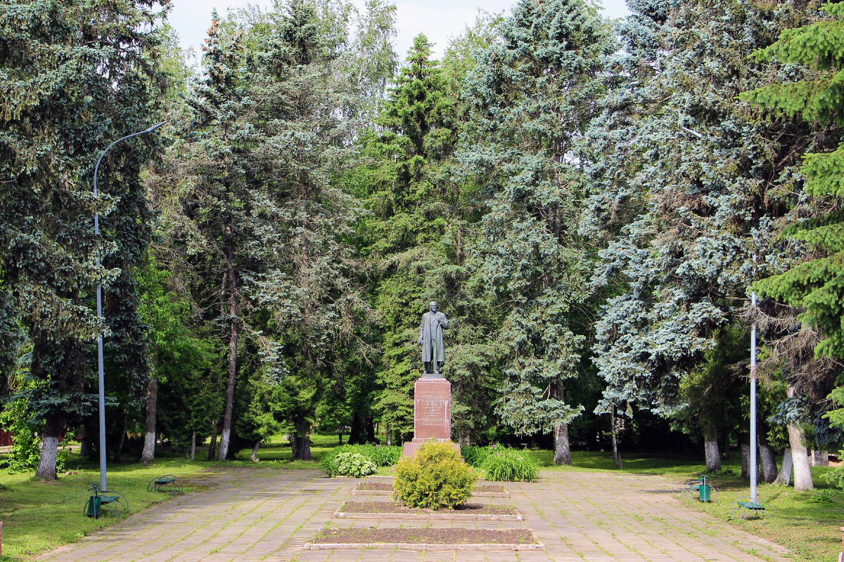 Памятник В.И. Ленину в с. Кашино. Фото из личного архива автора.