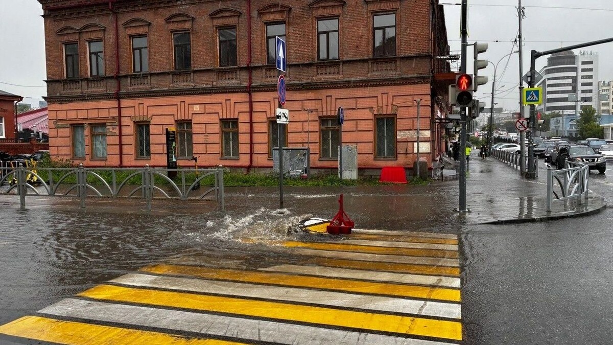    В центре на перекрестке Горького и Малышева на поверхность вышла река Мельковка и топит все вокруг   Алена Полозова / tagilcity.ru