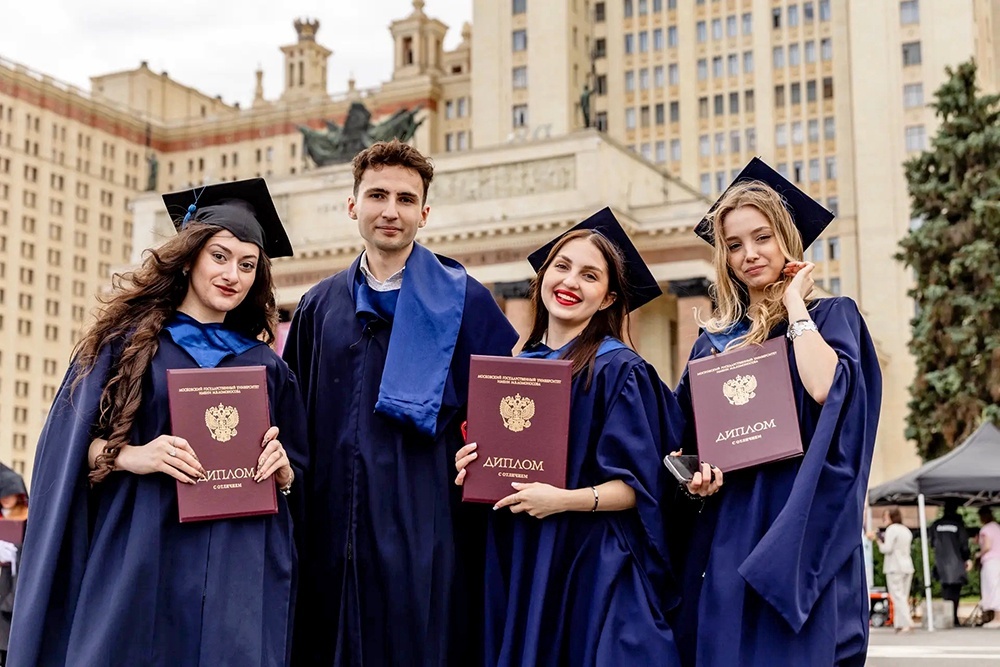    Выпускники-отличники МГУ. / Фото: max.ru/msu_official