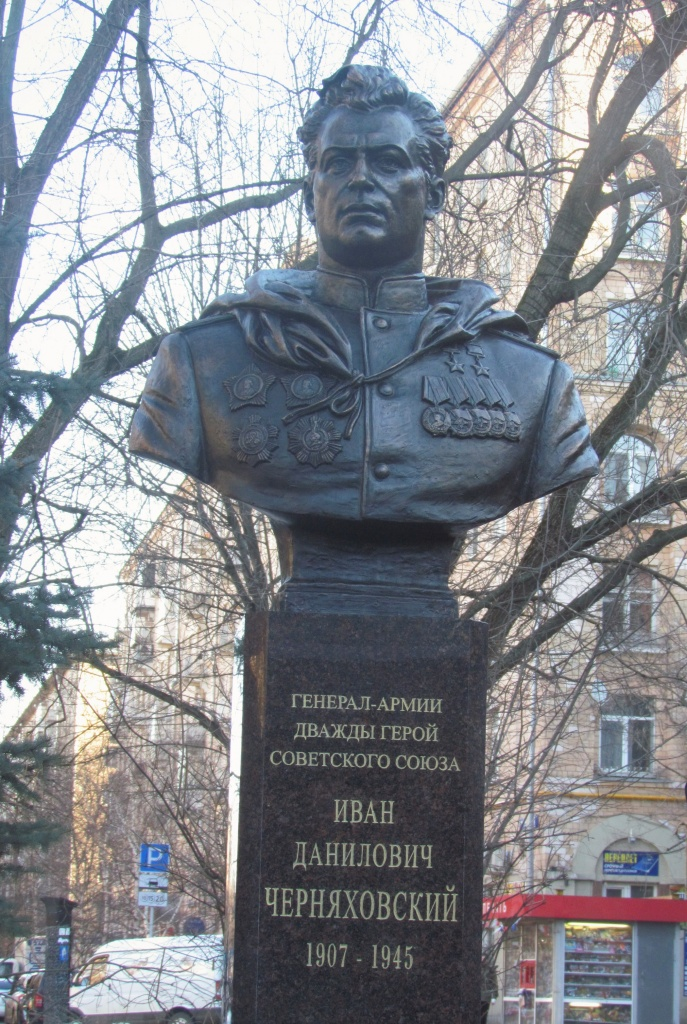Бюст И.Д. Черняховскому в районе станции метро "Аэропорт" в г. Москве.