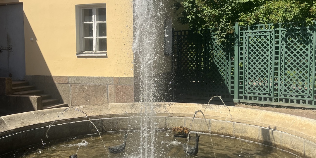 Фонтан "Фаворитка" в Нижнем парке Петергофа: басня, превращенная в воду и звук.