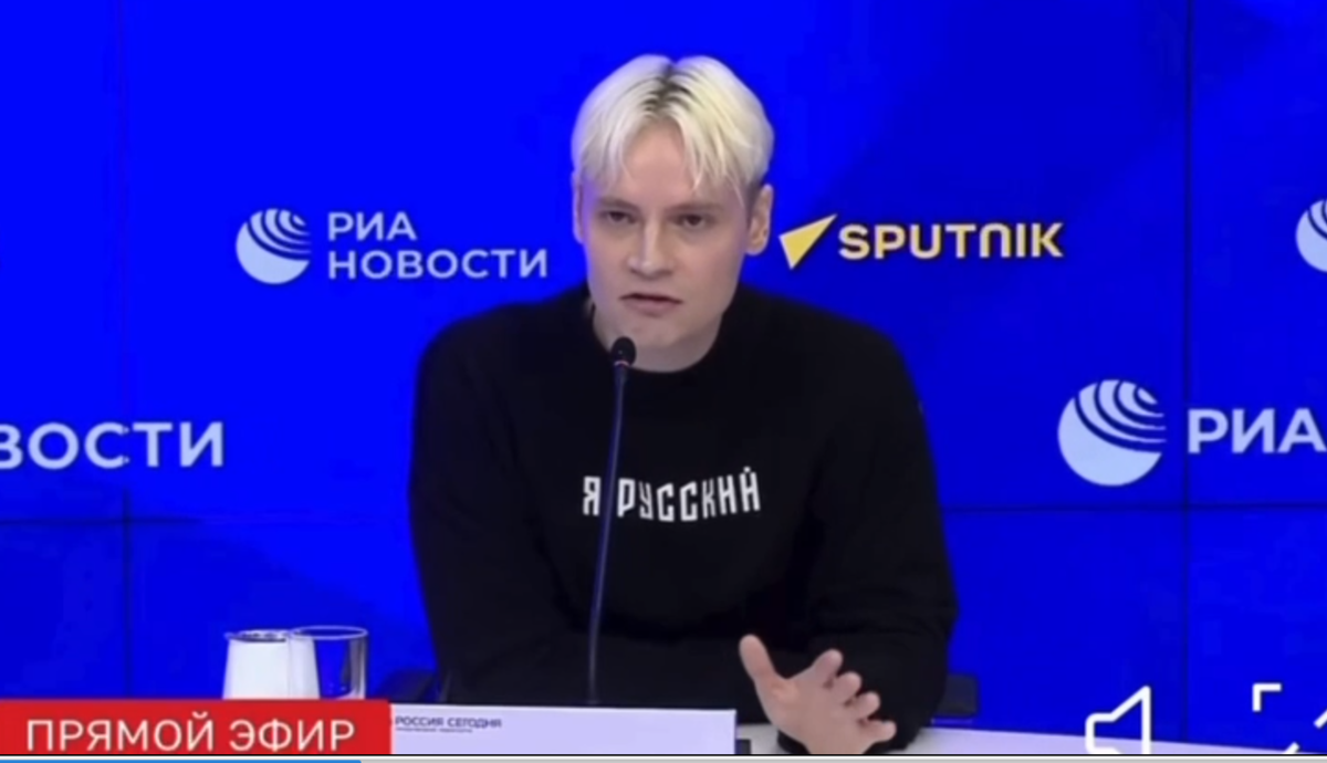  «Ну, а что касается нижнего белья вообще, в целом, знаете, веками крестьяне, князья, цари творили историю России без всякого нижнего белья, и этот факт не мешает нам ими восхищаться, ставить им памятники, изучать их в школах. Но если кого-то действительно это интересует, хорошо, я продемонстрирую – вот они, на месте…»