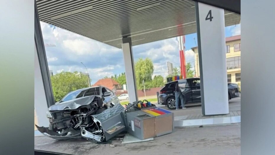 В Воронеже Hyundai снес бензоколонку