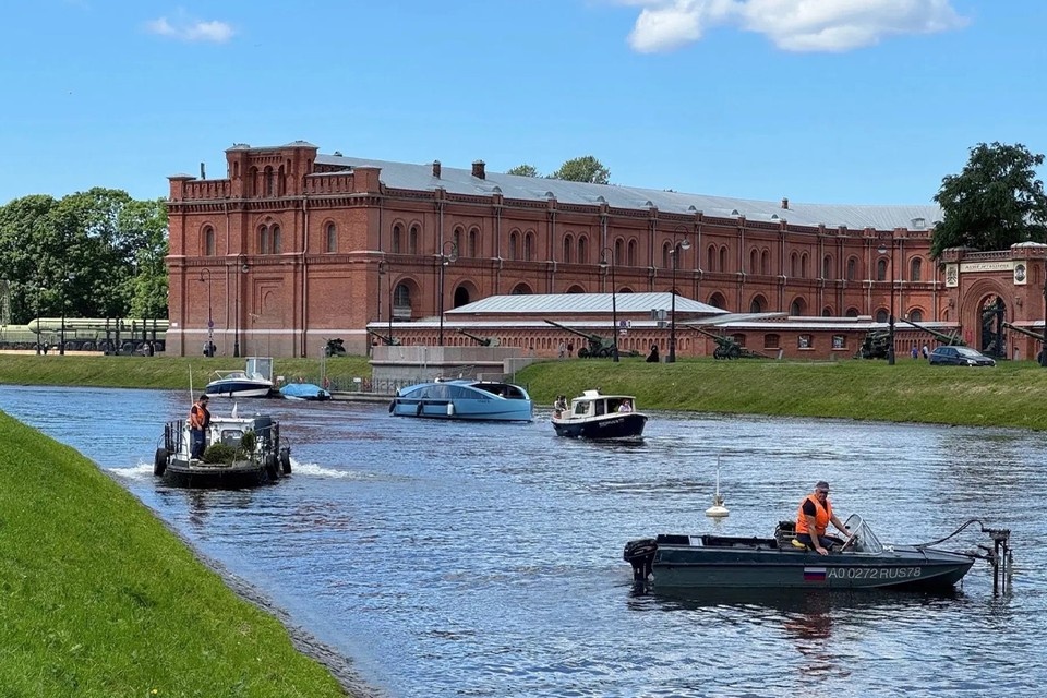    Также проведены работы по очистке водоемов от загрязнений и мусора. Фото: gov.spb.ru