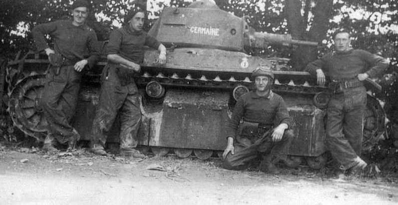 Французские танкисты у танка Renault R.40. Весна-лето 1940 года.