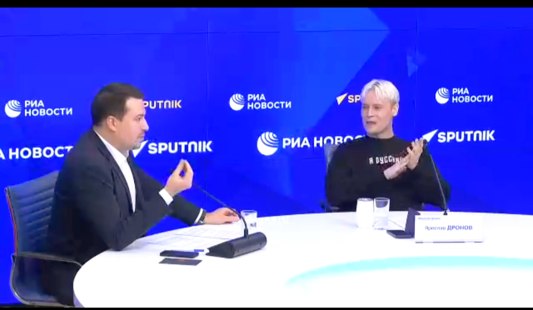 Ярослав со спикером пресс конференции.