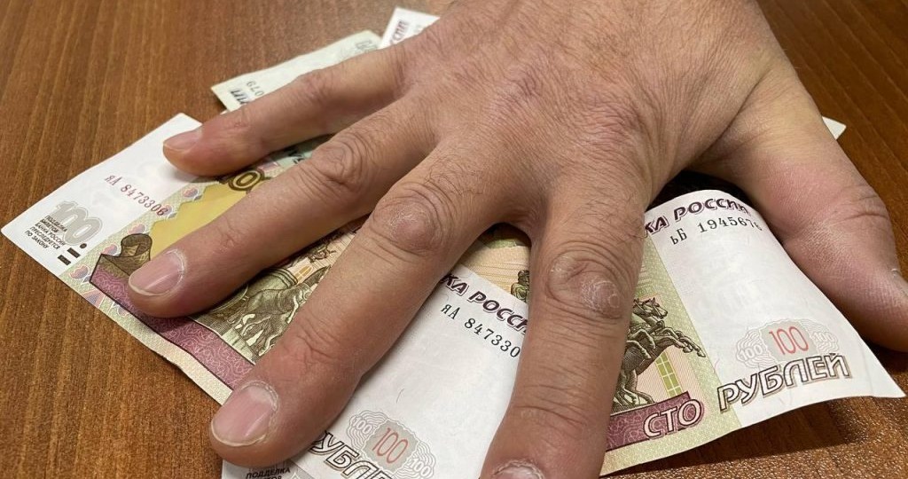 «Курьер» с большой дороги: в Оренбурге судят парня, укравшего 4,5 млн рублей