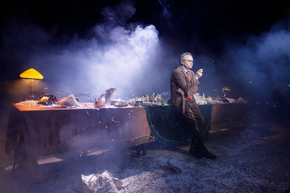 Источник: https://www.mayakovsky.ru/performance/osya-iosif-joseph/