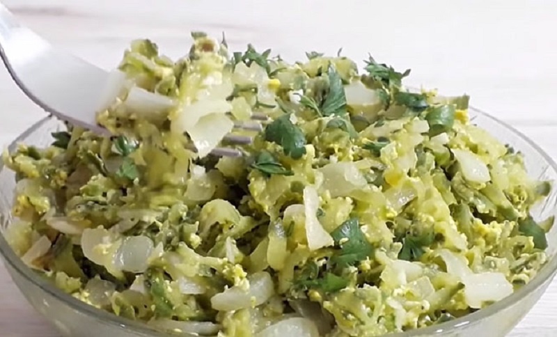 Жареные огурцы с луком и яйцом – настоящий хит этого лета
