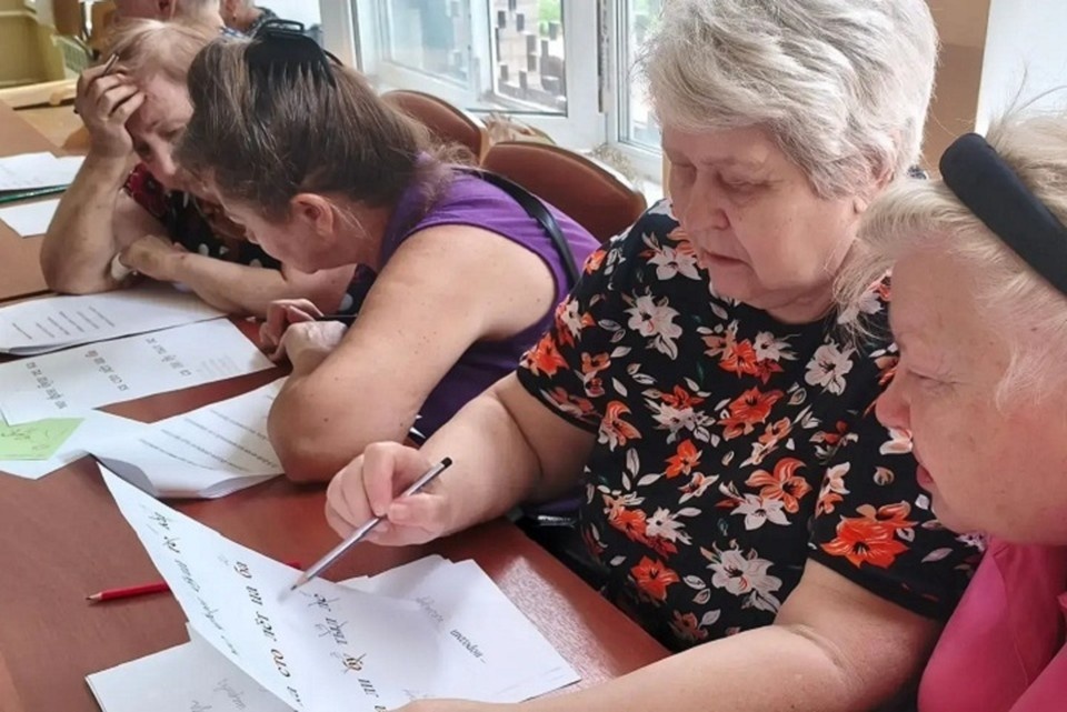    В Мариуполе уделяют внимание не только физическому, но и интеллектуальному здоровью пожилых горожан. Фото: max.ru/nmrpl