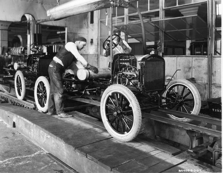 Сборочный конвейер на заводе Форда в Детройте, 1923 год.