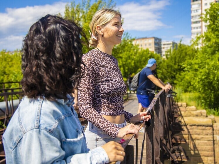     Ольга Фаткулина в месте своей силы — на железном мосту (плотина Коммунар). Фото: Юлия Боровикова («Вечерний Челябинск»)