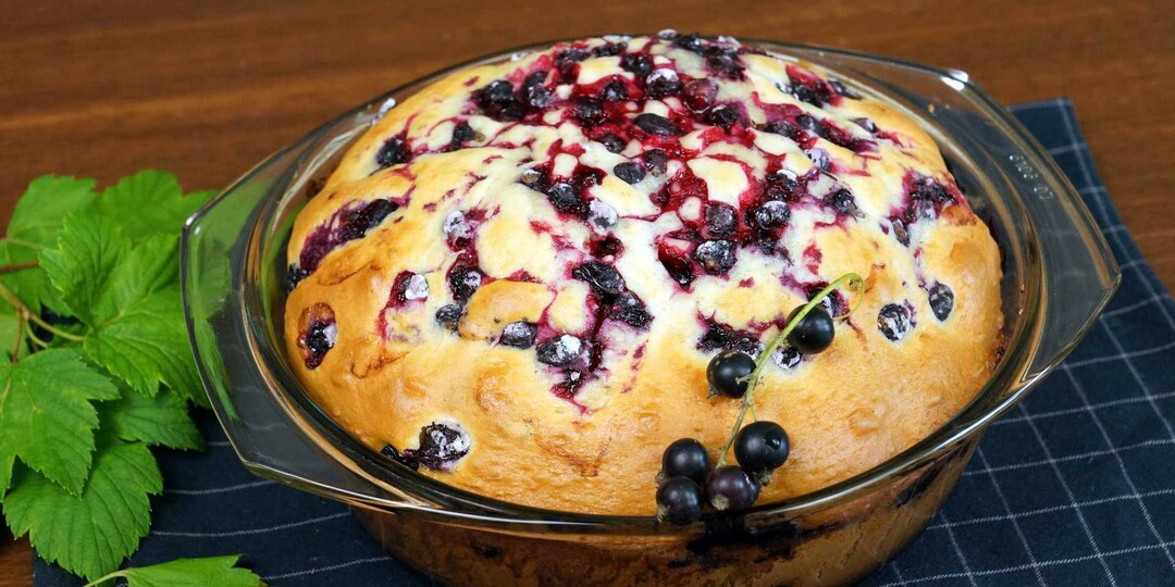 Лакомство к чаю: пирог с черной смородиной