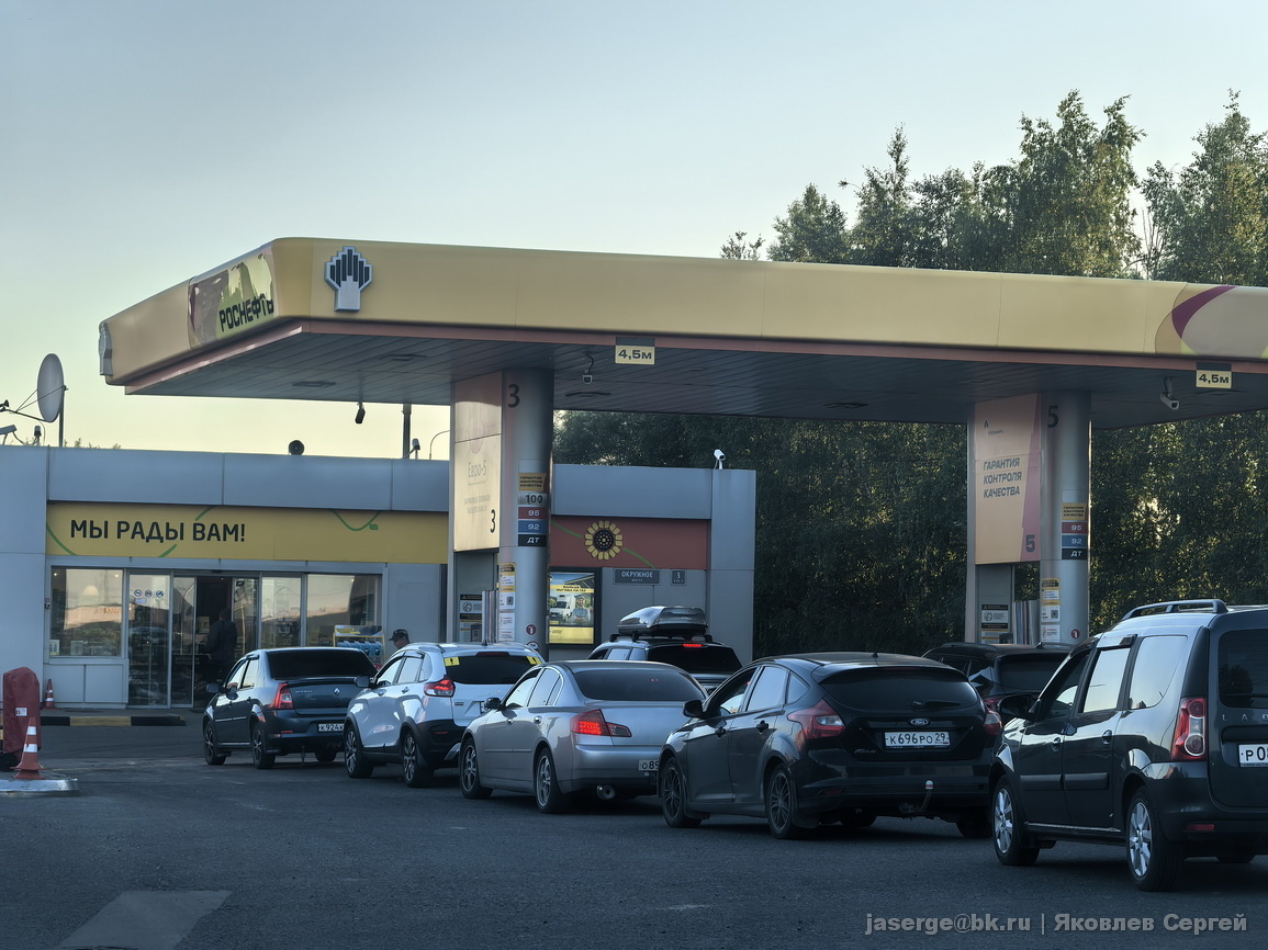 Очередь на АЗС Роснефть на Окружном шоссе в Архангельске
