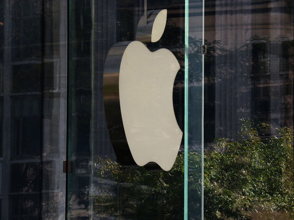    Логотип компании Apple в Нью-Йорке© РИА Новости . Наталья Селиверстова
