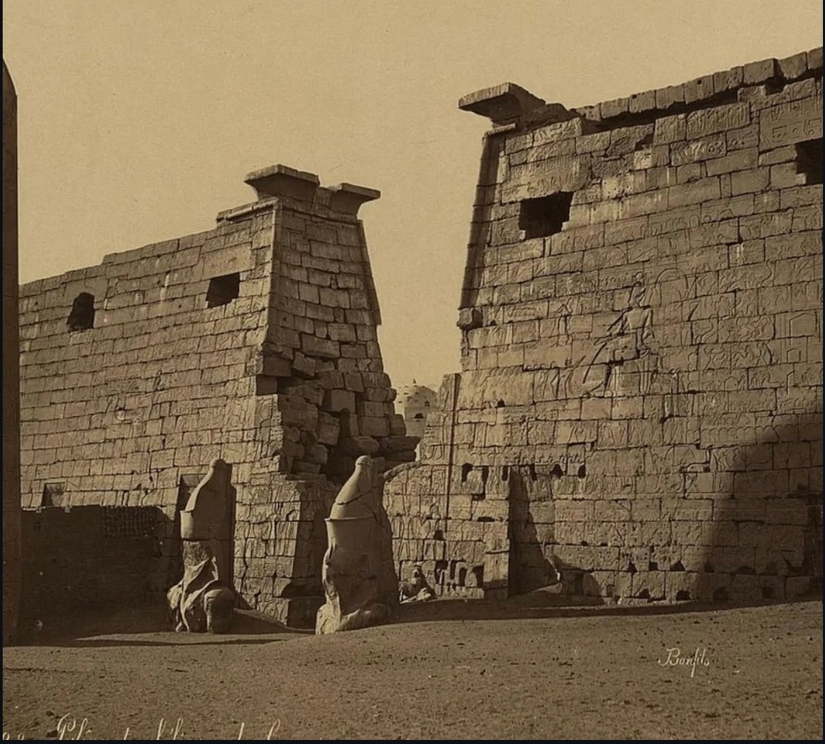 Храм в Луксоре (или Карнаке), конец XIX века. Фото Félix Bonfils.