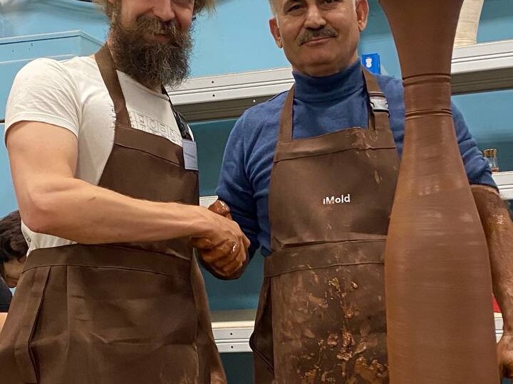 Почему глина “падает” на гончарном круге: физика формы, которую не объясняют в базовом обучении