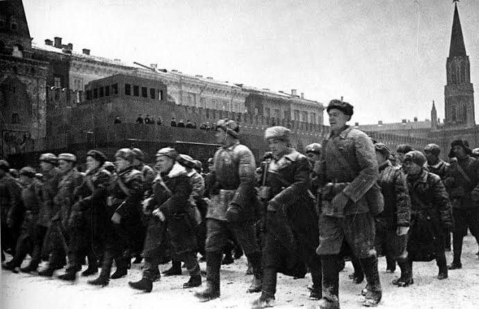 Фото взято из открытого источника. МОСКВА, 1941 ГОД. ЗАПИСЬ В НАРОДНОЕ ОПОЛЧЕНИЕ.