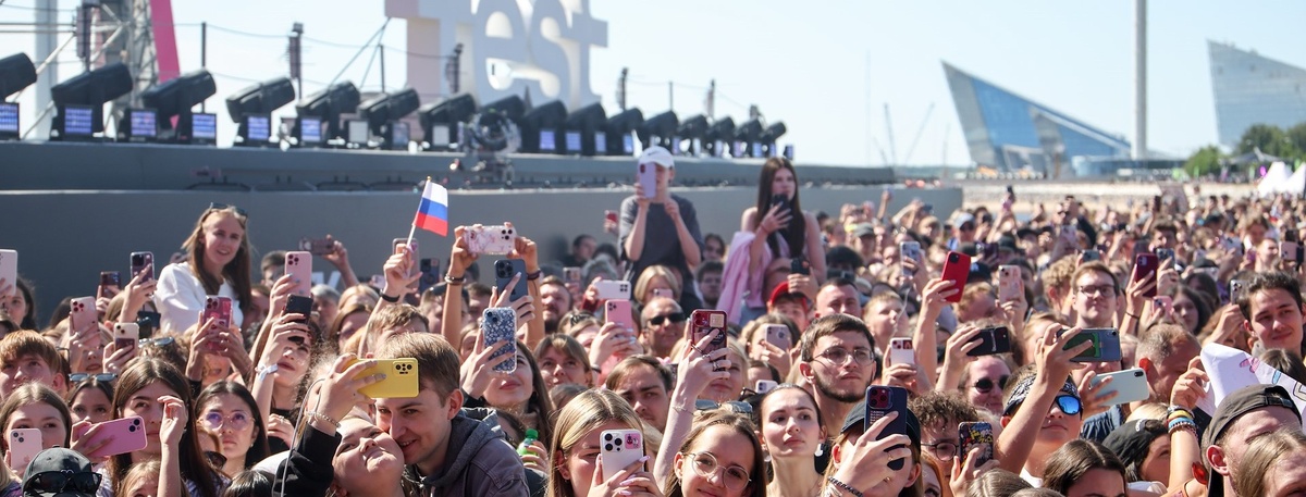    VK Fest всегда собирает тысячи посетителей, которые хотят встретиться с любимыми блогерами и артистами Автор фото: ТАСС