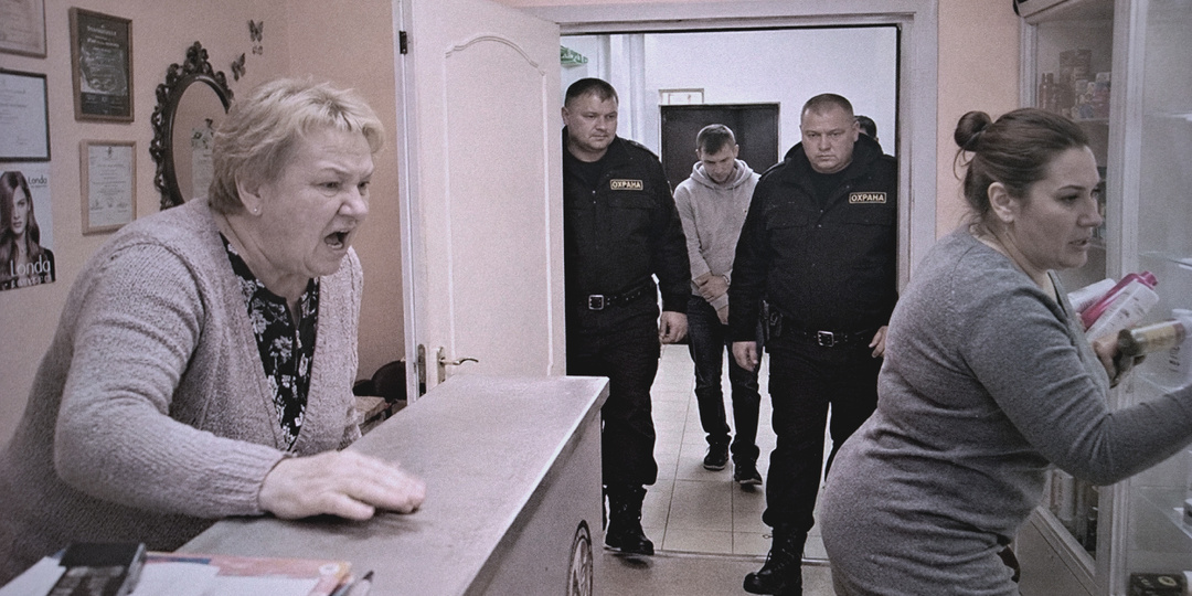 Ключи на стол, я открою здесь свой салон! — свекровь с золовкой вломились ко мне. Но их ухмылка сползла, когда в кабинет зашли бойцы ЧОПа…