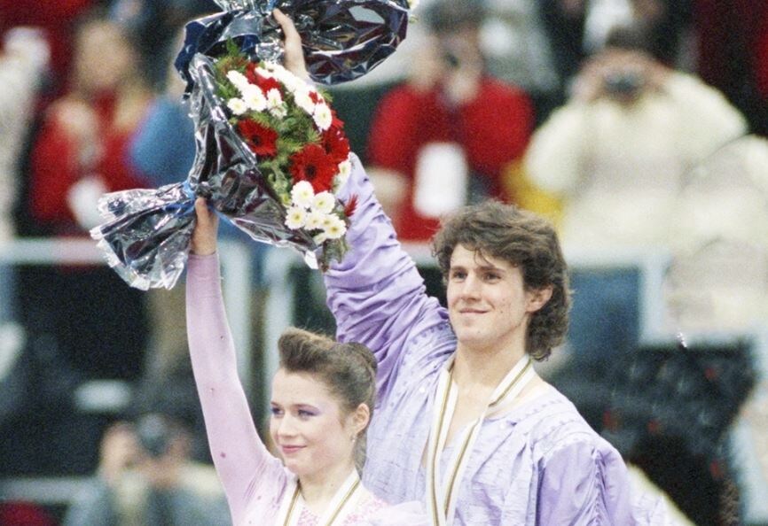 11 февраля 1992 года. Франция. Церемония награждения. Фигуристы Наталья Мишкутёнок и Артур Дмитриев завоевали золотые медали олимпийского турнира.