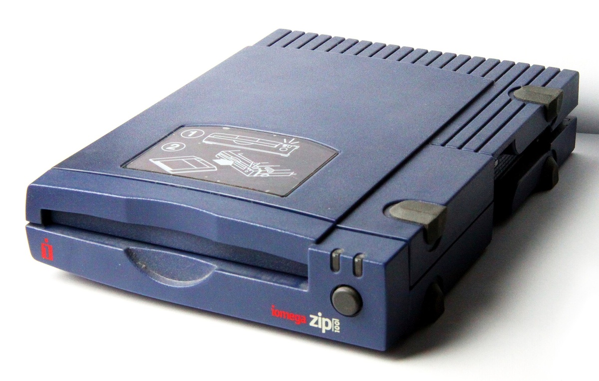 Автор: Morn / Лицензия: CC BY-SA 3.0 / Источник: https://commons.wikimedia.org/wiki/File:ZIP_Drive_100,_2.jpg