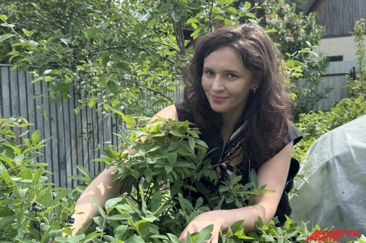    Янина обожает ягоды, особенно жимолость.