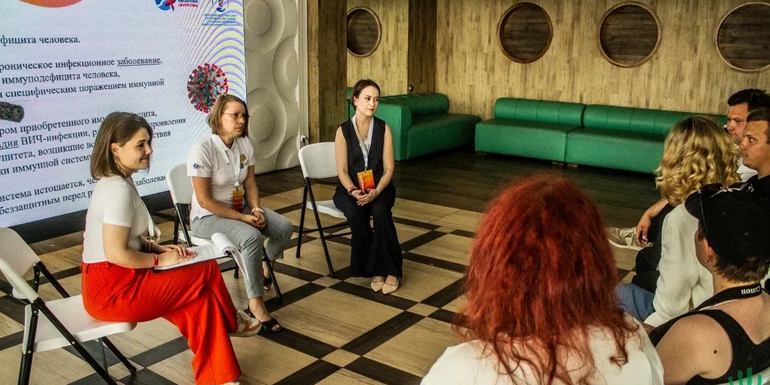 «Мы не хотим, чтобы нам читали лекции»: молодежь и врачи Центра СПИД обсудили, как сегодня говорить о ВИЧ