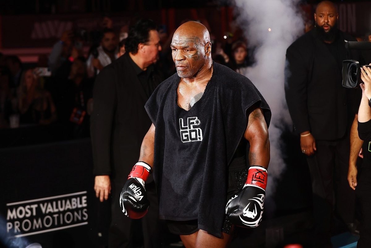    2024 год. Майк Тайсон выходит на ринг во время боксерского вечера LIVE On Netflix: Jake Paul vs. Mike Tyson на стадионе AT&T Stadium в Арлингтоне, штат Техас. /Matt Winkelmeyer / Getty Images