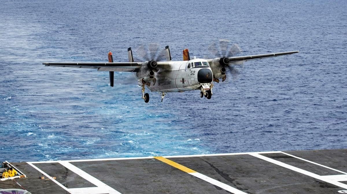    C-2 Greyhound выполнил последнюю посадку на авианосец / © Petty Officer 2nd Class Peter McHaddad