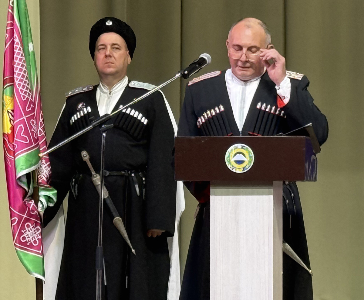 С отчетом выступил Валерий Дедук. Фото Евгения КРАТОВА.
