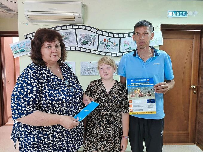 Смирнова Надежда Евгеньевна вручила девочке и её папе памятку и буклет о безопасном поведении на воде