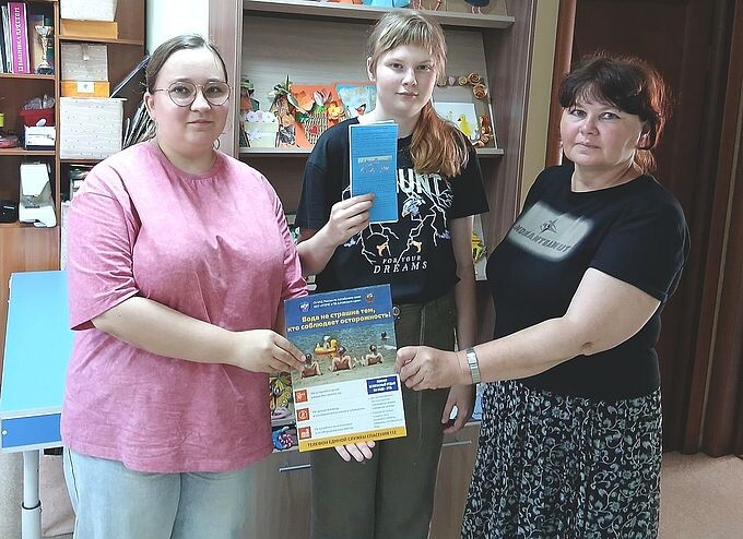 Дудникова Юлия Александровна вручила девочке и её маме памятку и буклет о безопасном поведении на воде