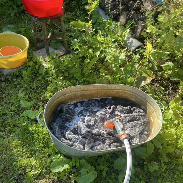 Стираю мозаичный плед.