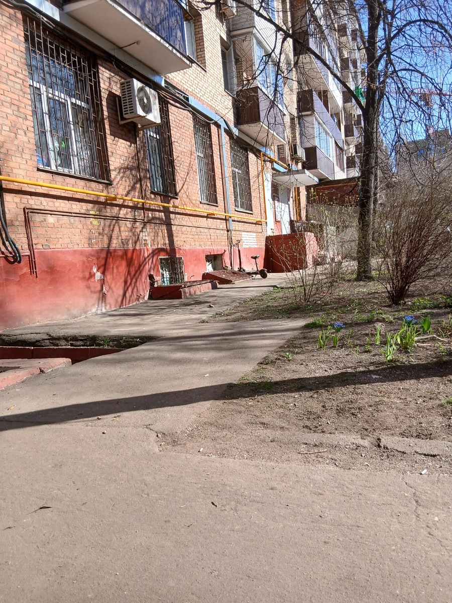 Дом стоит среди тихих, уютных двориков, где приятно прогуляться и подышать тёплым весенним воздухом
